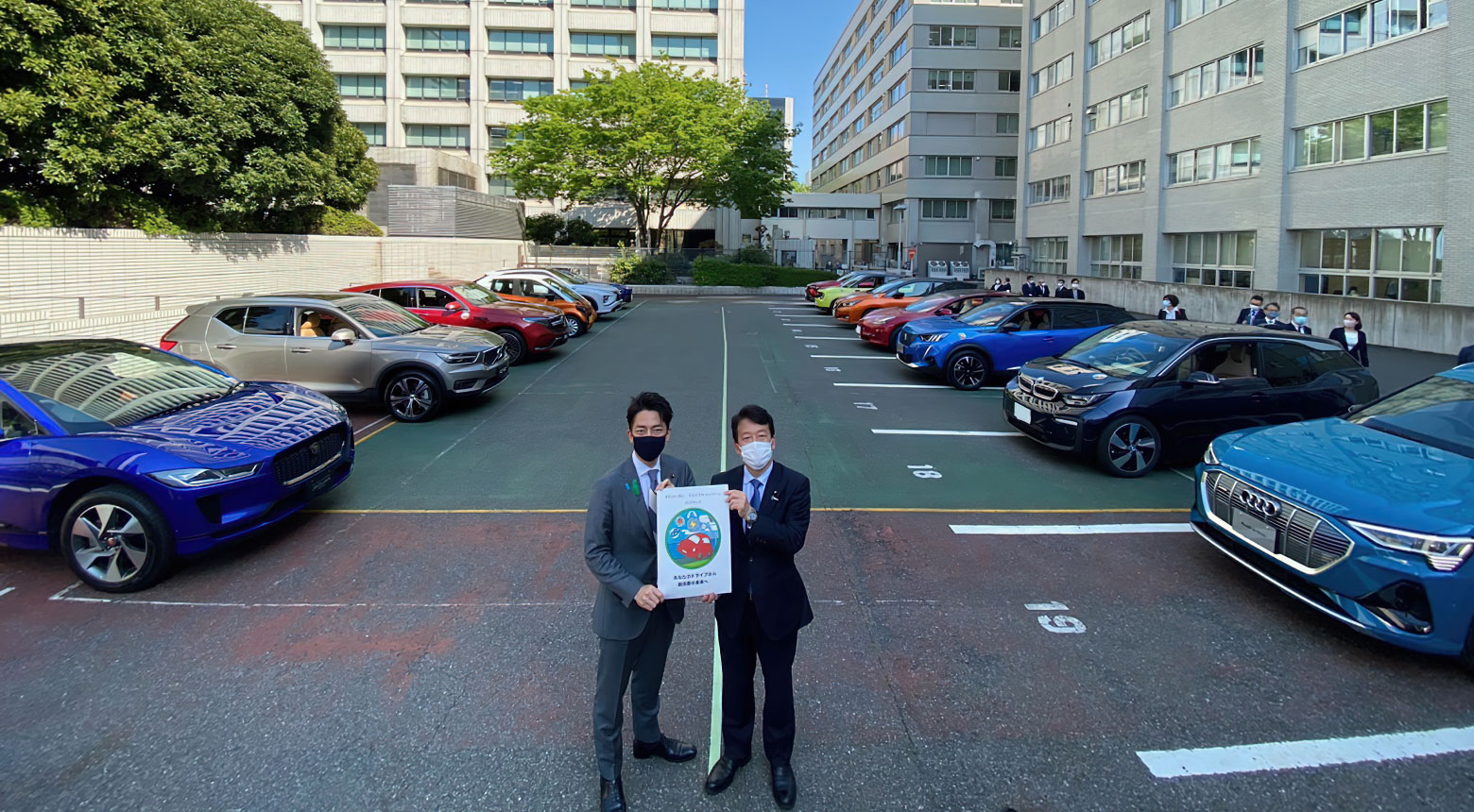 ゼロカーボン・ドライブPRイベントで「ゼロドラ」キャンペーンのロゴを紹介する小泉進次郎環境大臣と笹川博義環境副大臣