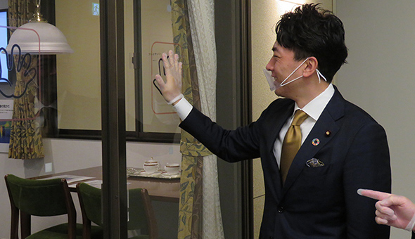 小泉環境大臣が住宅の温熱環境の違いを体感。健康で快適、脱炭素な住宅生活を呼びかけました。