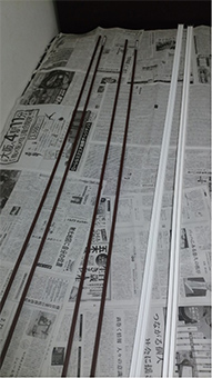 【図2】道具と材料（写真左：セロハンテープ・メジャー・両面テープ・カッター、写真中央：カブセ（左）とレール（右）、写真右：ポリカーボネート板）