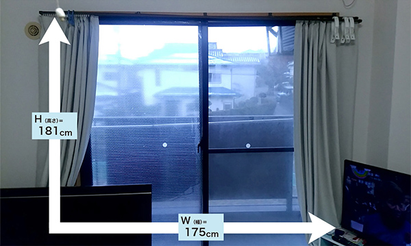 【図4】取り付ける内窓のサイズを確認するため、窓枠のサイズを測る