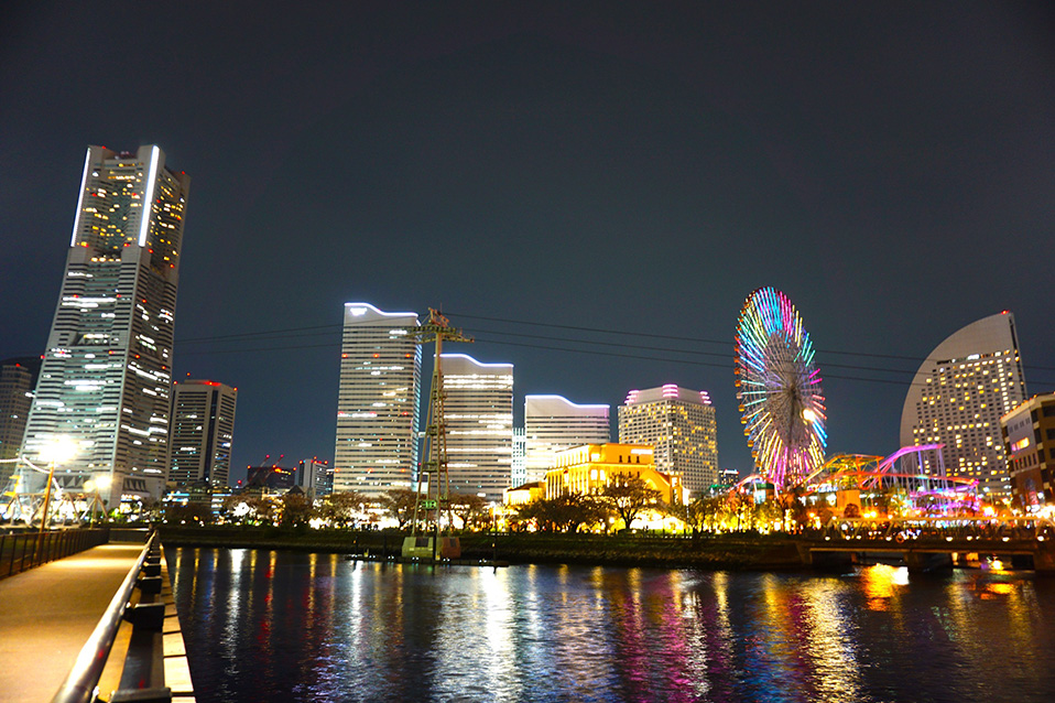横浜市は、世界最大規模の消灯イベント「アースアワー」に2014年から参加。消灯前にSDGsのロゴカラーに点灯する、みなとみらい地区の観覧車（写真右奥）