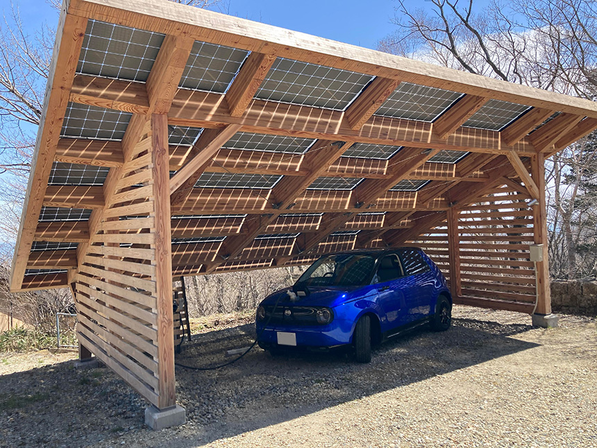 木製のカーポートの屋根にも太陽光パネルを設置