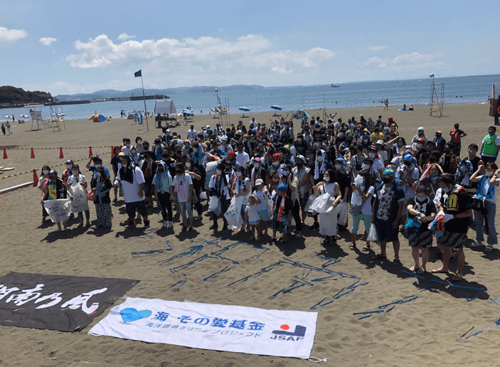 神奈川県藤沢市の片瀬海岸でのビーチクリーン活動