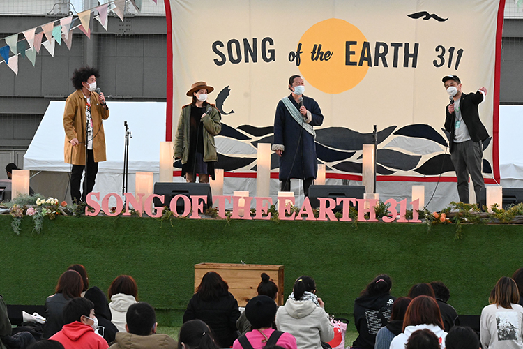 持続可能な社会の実現に向けてトークショーで意見を交わした（右から）平井さん、キャンドル・ジュンさん、片平さん、谷本さん