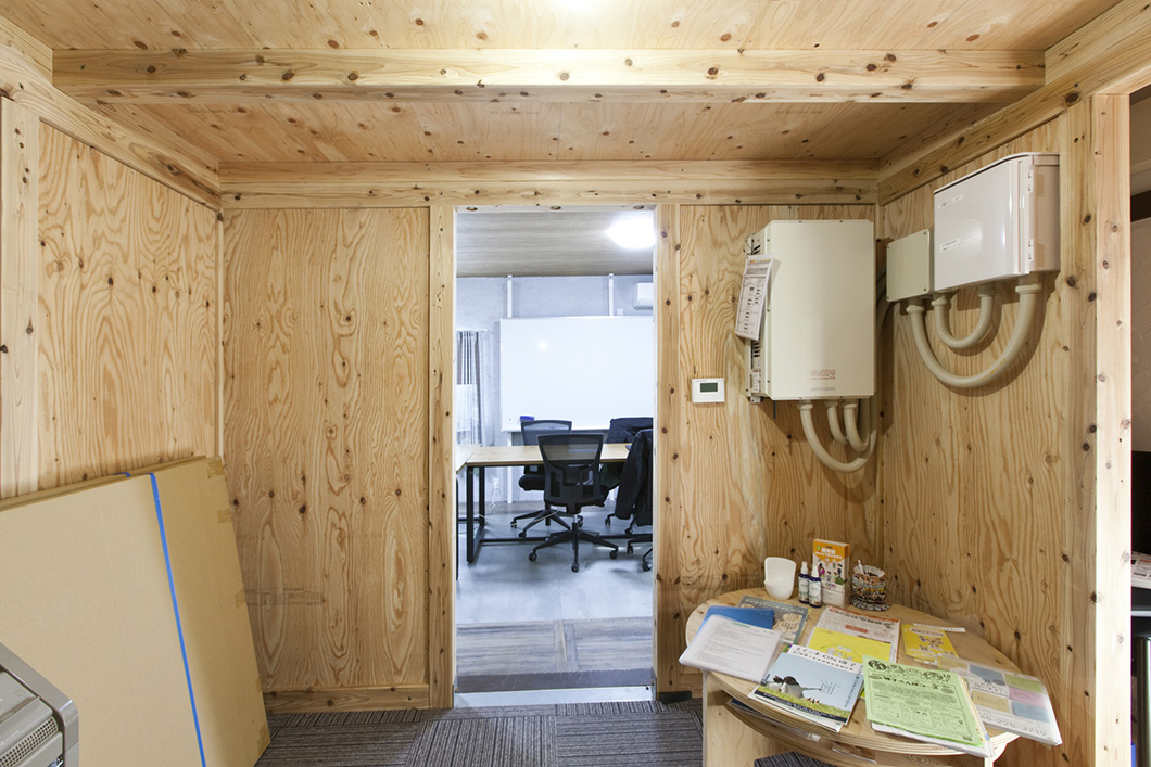 空き家を活用したコミュニティハウス「Ｙワイひろば」の一室。太陽光の配電装置は、防災シェルターとしてリノベーションされた部屋の中に設置される。