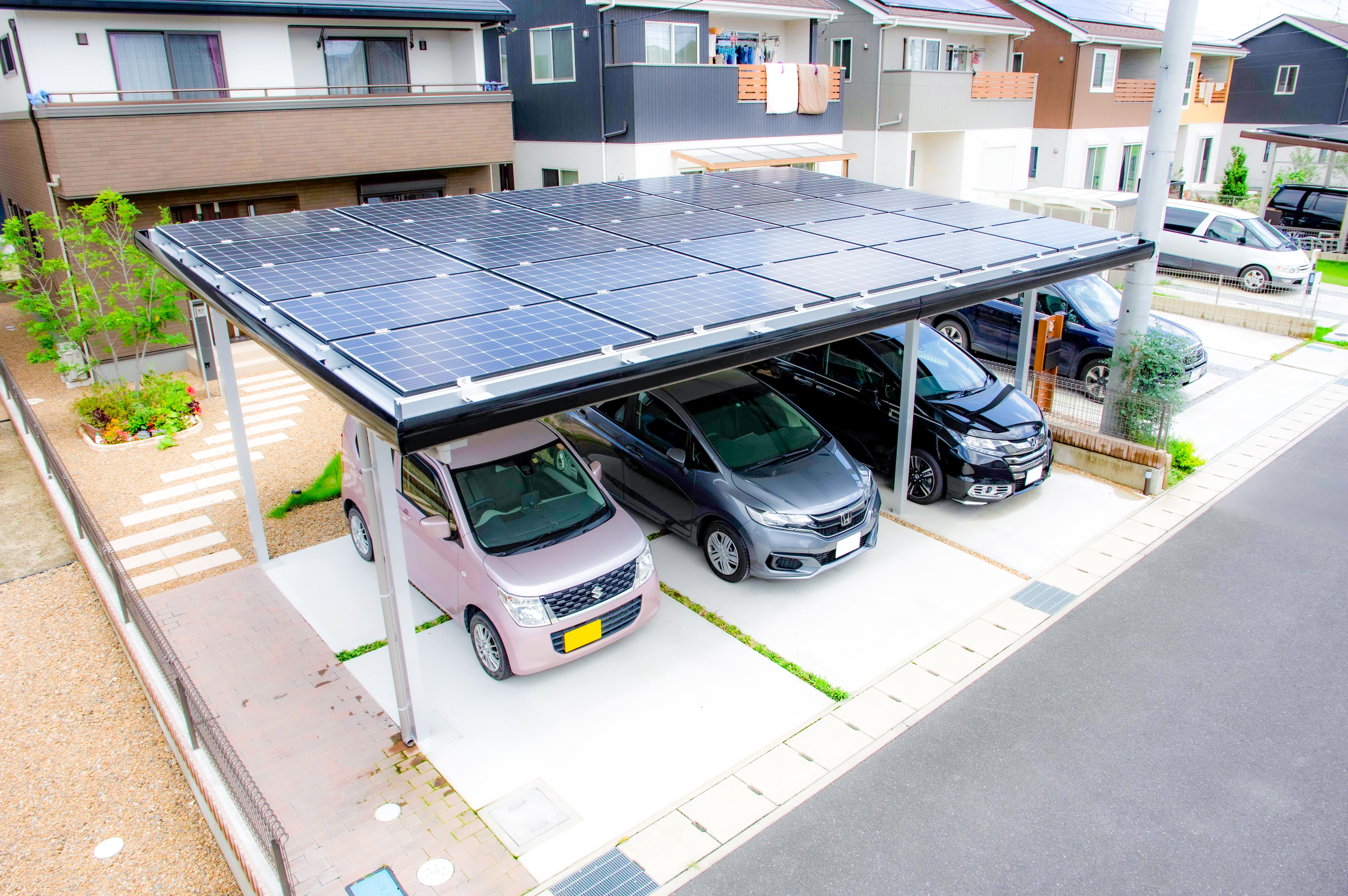 再生可能エネルギーで灯す、新しいライフスタイル！駐車スペースで発電する「トモシエ」のソーラーカーポート。