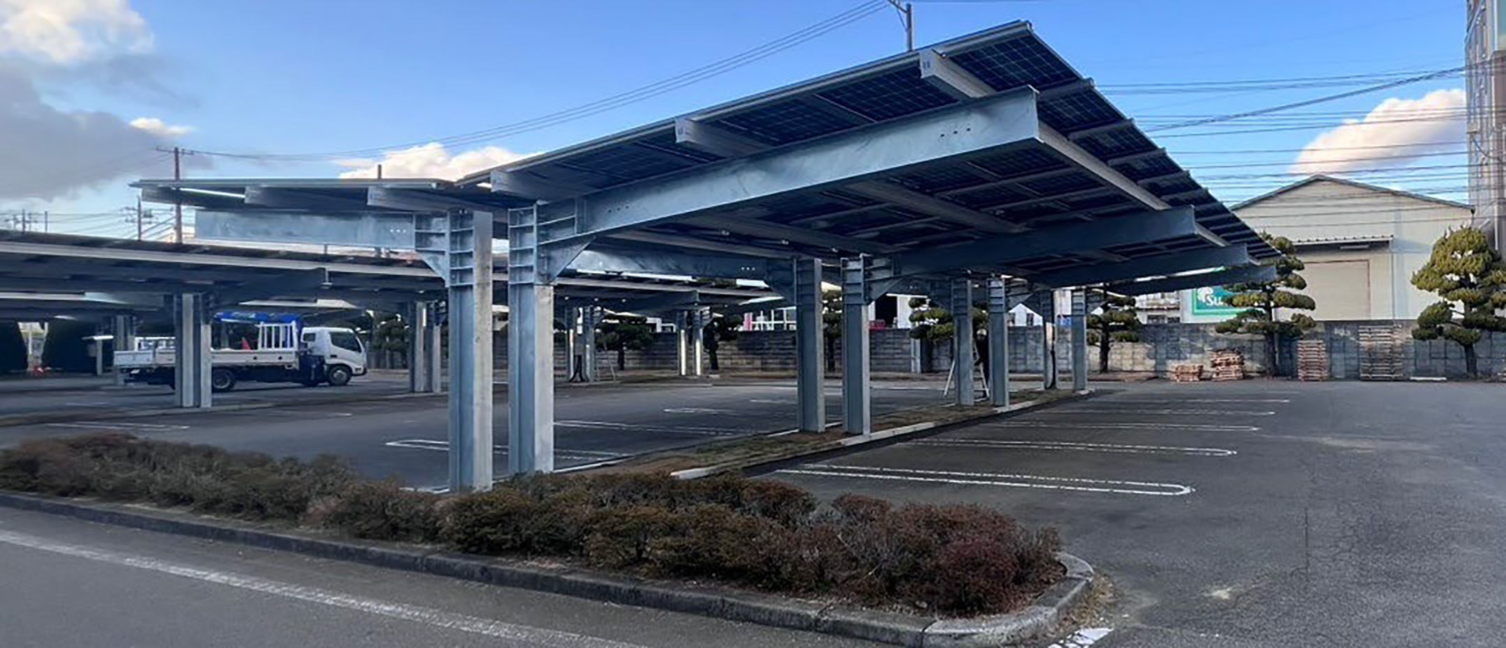 駐車場等を活用したソーラーカーポートの横からの写真