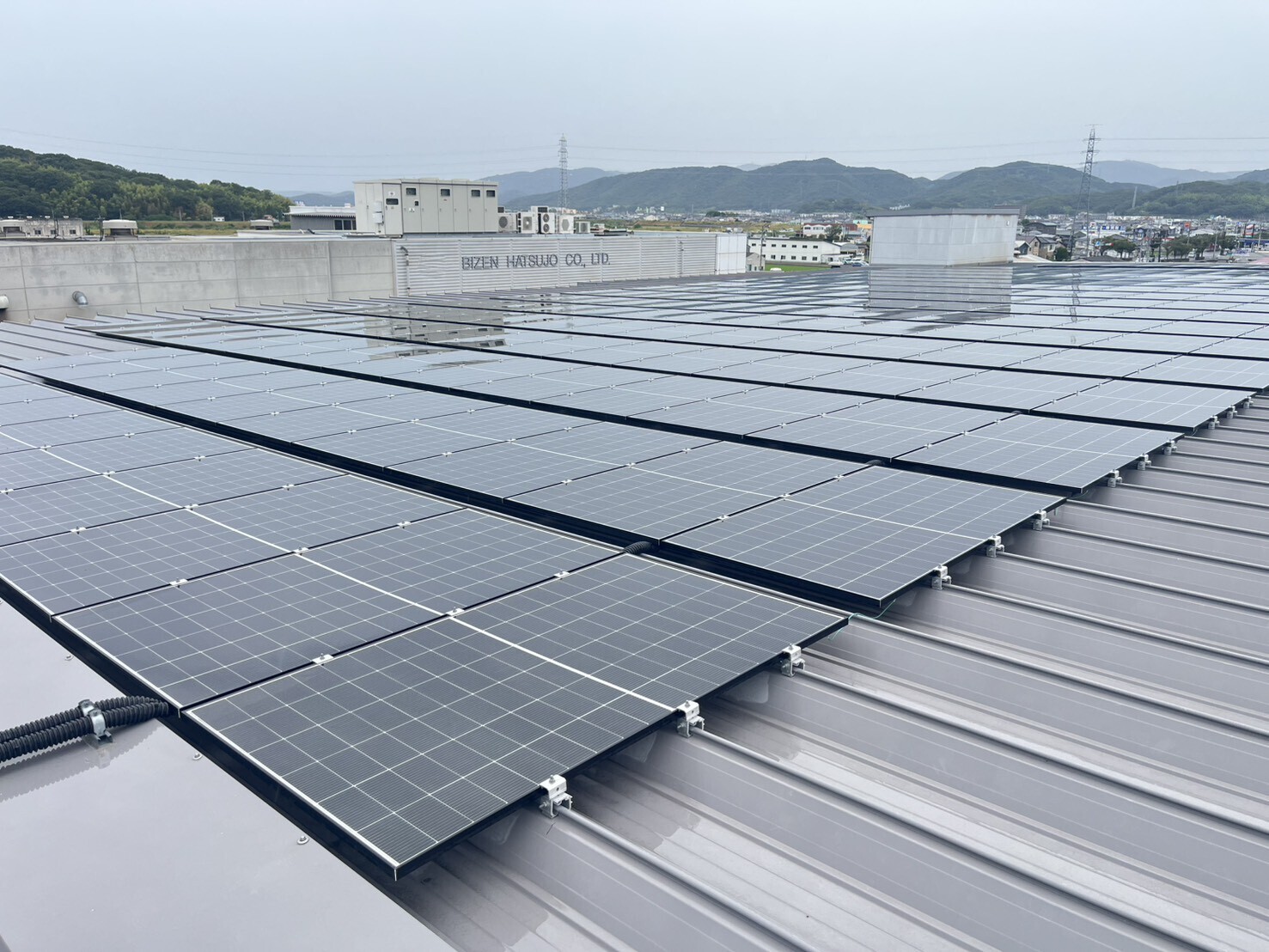備前発条本社の第3工場屋上に設置された太陽光パネルの写真
