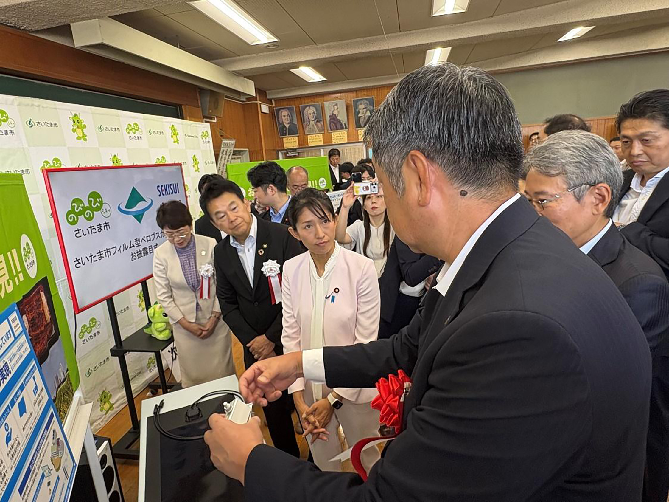 「お披露目式」で質問する森下政務官と同席した清水市長の写真