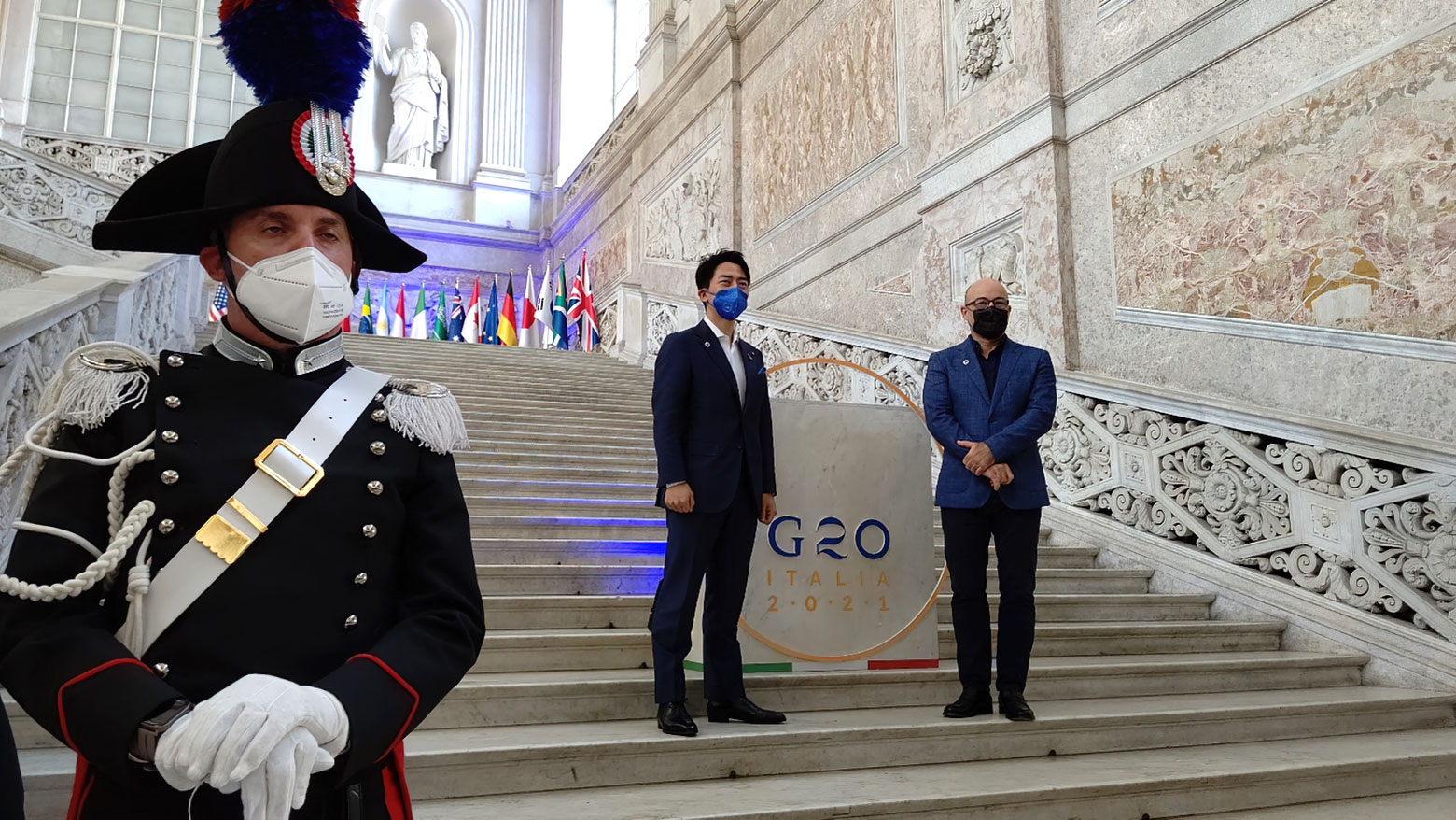 イタリア・ナポリ 王宮にて、イタリア ロベルト・チンゴラーニ大臣（G20議長）と小泉環境大臣