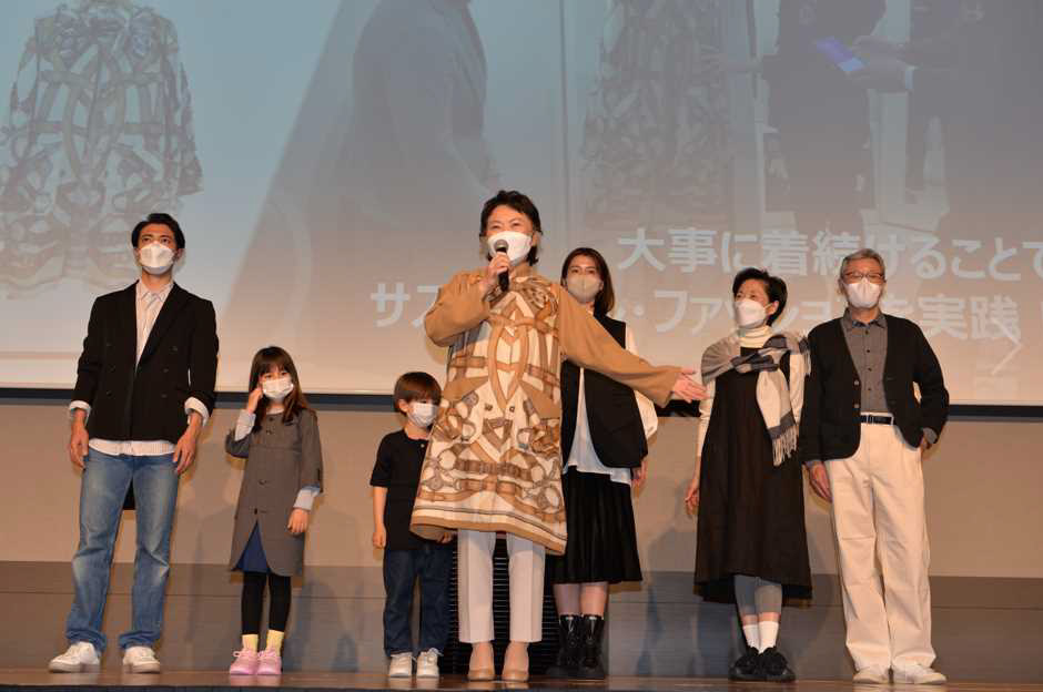 「サステナブルファッション」を身に着けたモデル山田 美樹環境副大臣