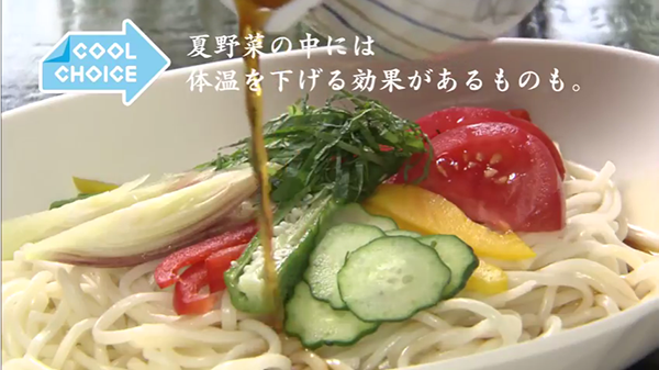 体を冷やす効果があると言われている夏野菜を活用しました。大皿に盛られた、長崎名物の五島うどんに夏野菜をトッピングします。