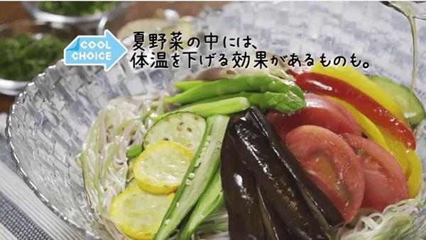 体を冷やす効果があると言われている夏野菜を活用しました。愛媛県名物五色そうめんに、地元の夏野菜(松山長なす・エコラブトマト・おくら・ズッキーニ・パプリカ・かぼちゃ）をトッピングします。
