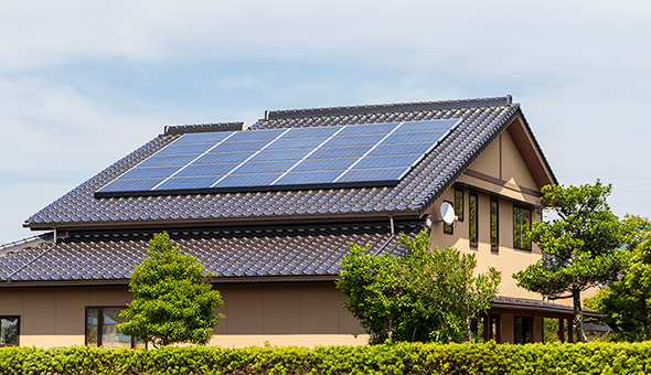 太陽光パネルを屋根に設置して快適に！発電のほか、暑さ対策も