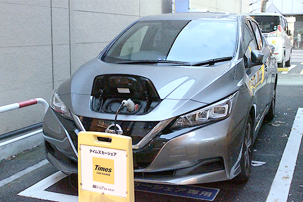 カーシェアでは、電気自動車（写真は、日産「リーフ」）の乗り心地や操作性を確認することもできます。