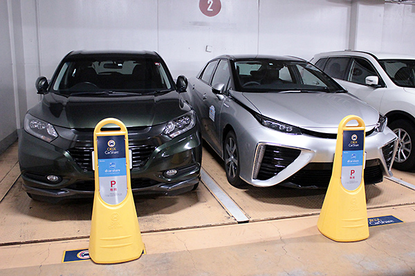 右は水素で走る燃料電池自動車のトヨタ「MIRAI」、左はホンダ「ヴェゼル ハイブリッド」