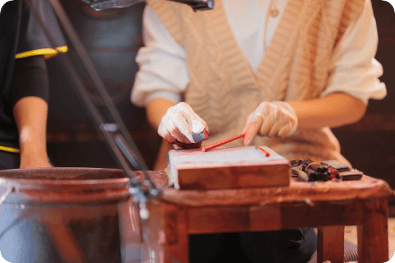 王林さんが津軽塗の箸を作っている写真