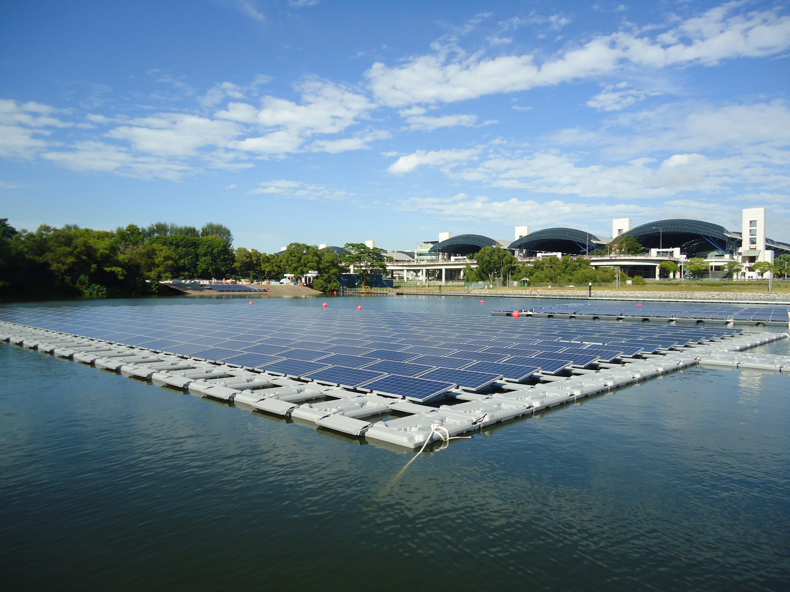 水上太陽光発電用フロートシステムの写真