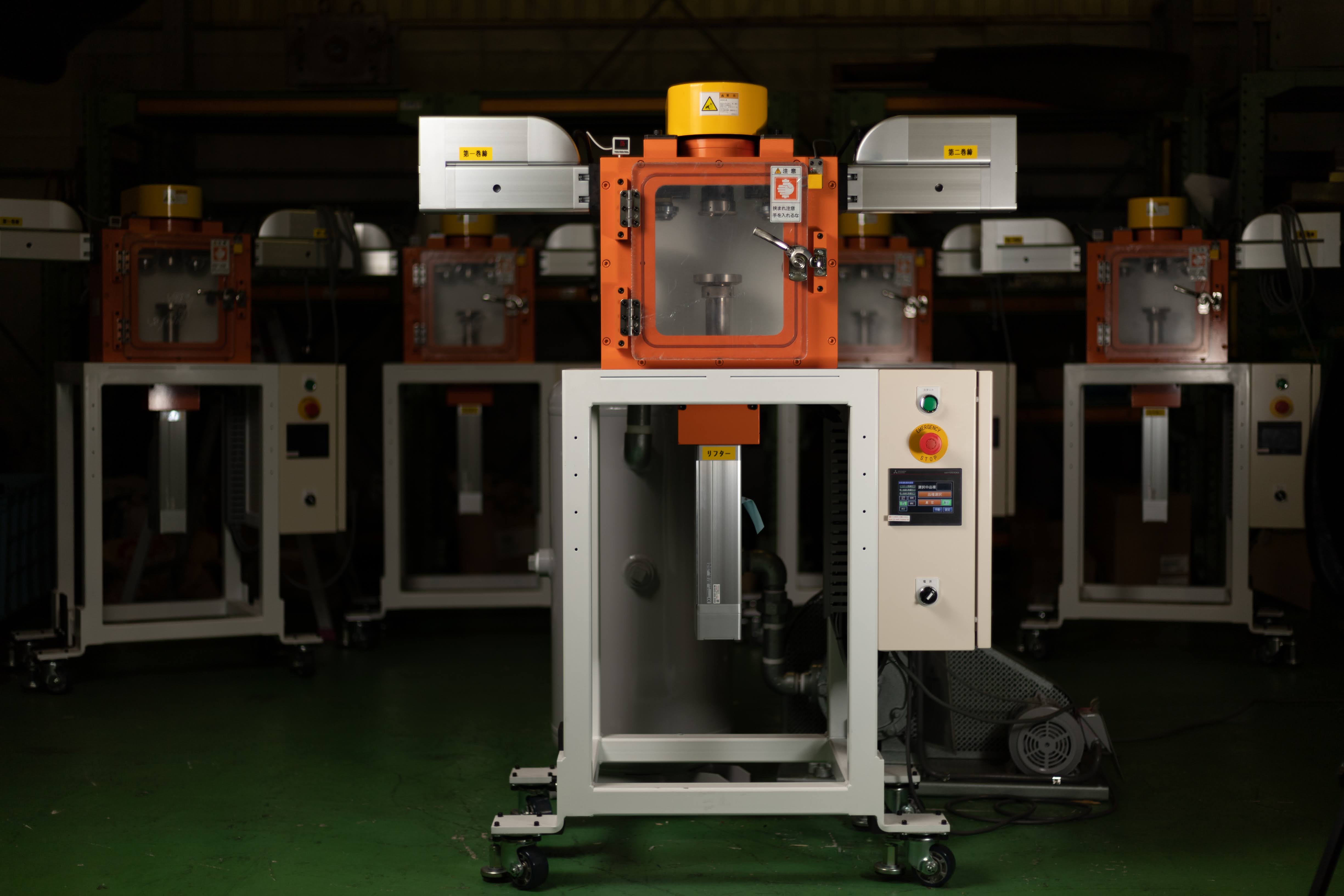 小ロット多品種特化の缶詰用真空巻締機の写真