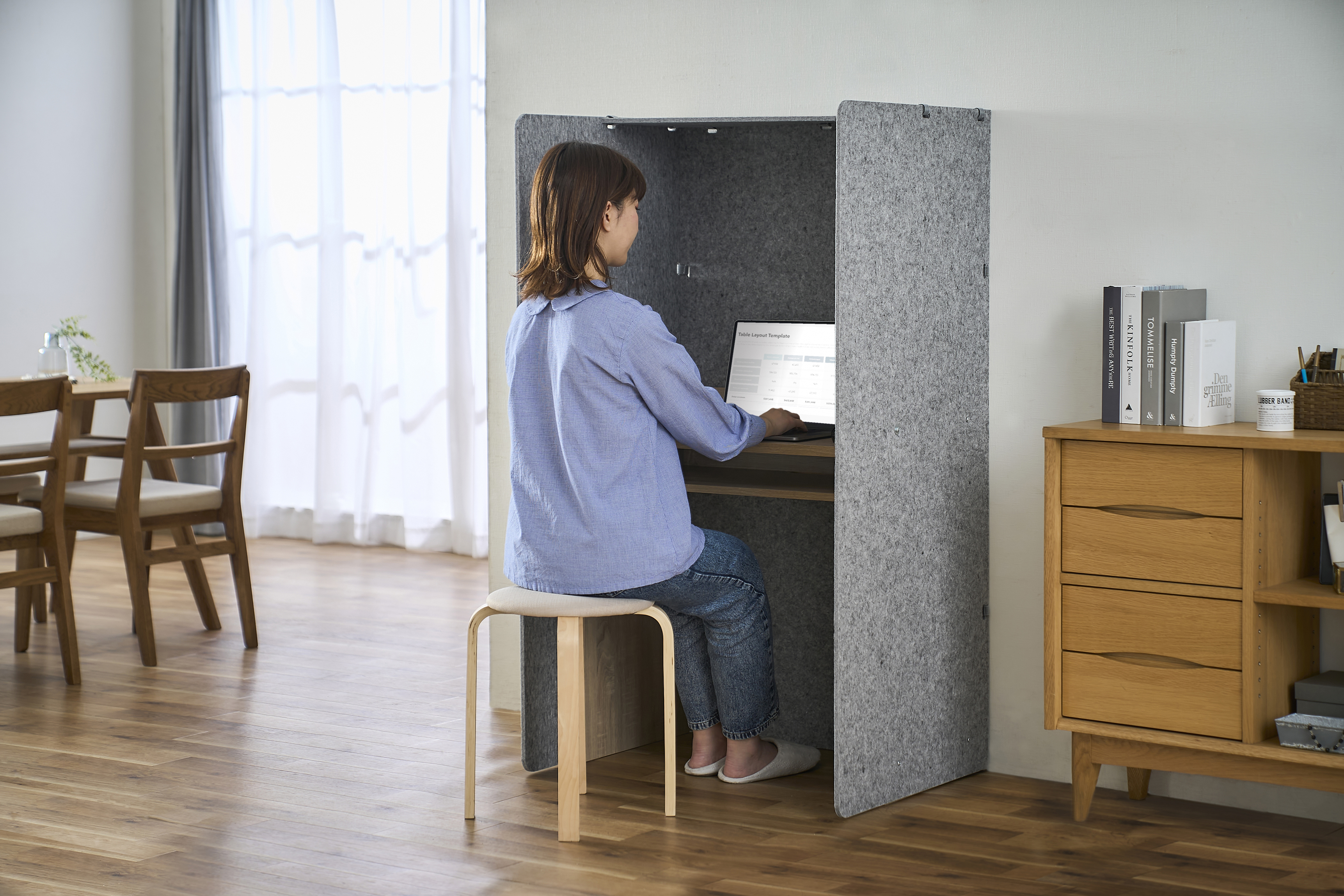 リモートワーク環境をより充実させるデスクの写真