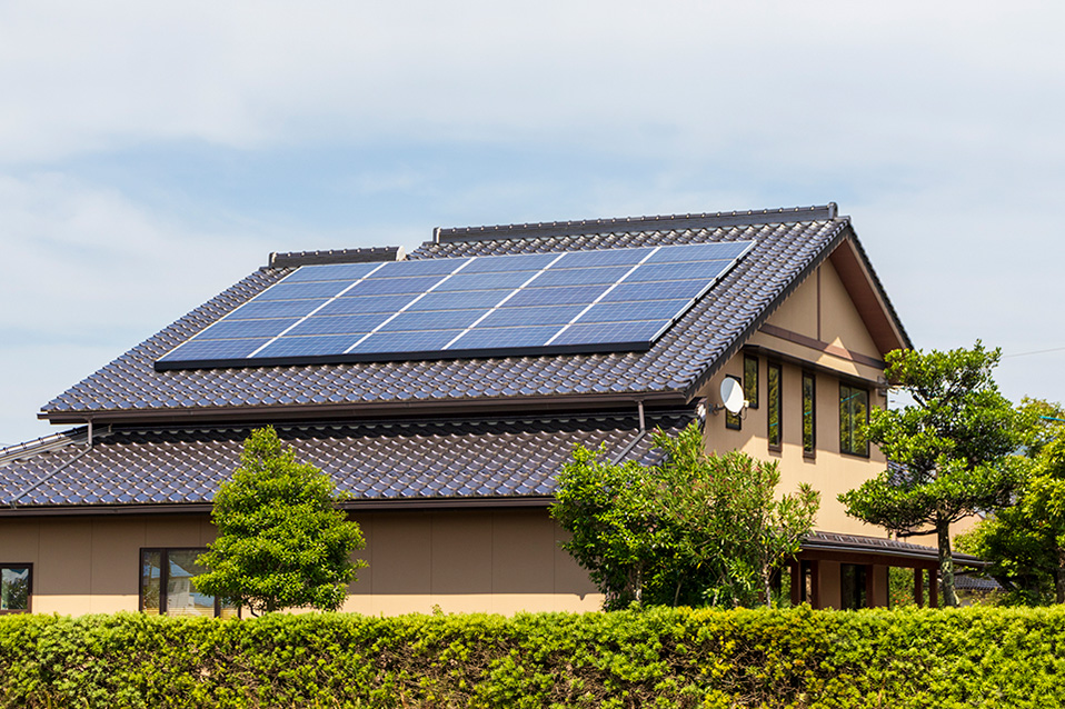 屋根の上に太陽光パネルを取り付けた住宅
