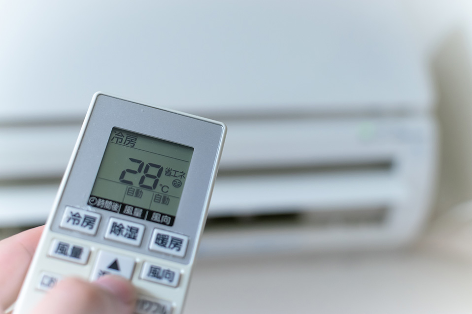 環境省が推奨する「室温28℃」は、あくまで目安です。冷房時の外気温や湿度、室内にいる方の体調等を考慮しながら、無理のない範囲で冷やし過ぎない室温管理の取組をお願いしています。「クールビズ」で呼び掛けている「室温28℃」は冷房の設定温度のことではありません。