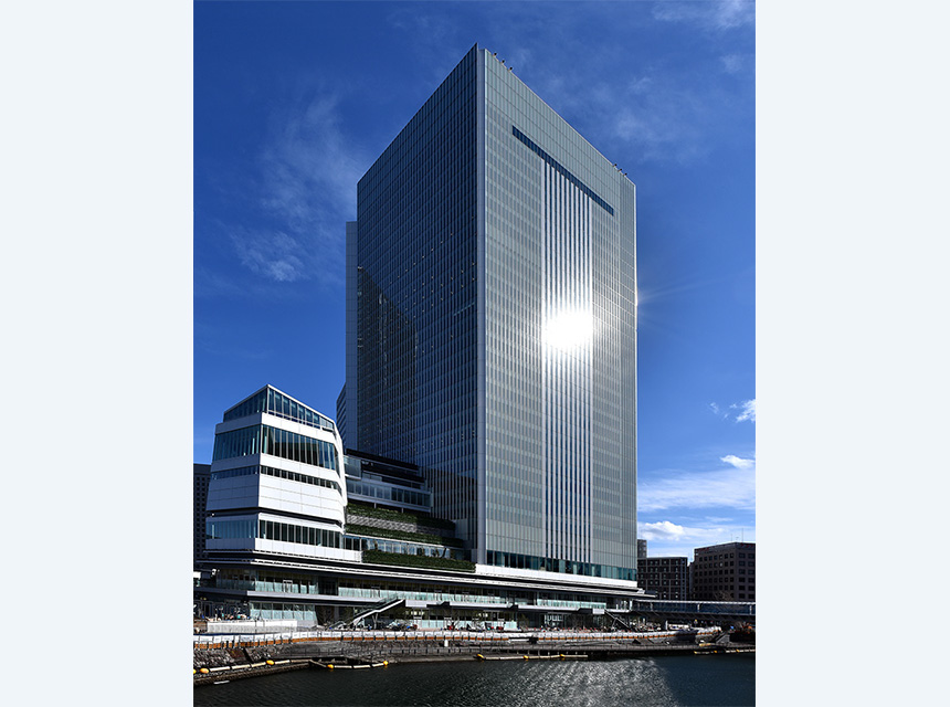2020年4月に供用を開始した横浜市役所新庁舎。2021年3月に使用電力の100%再エネ化を達成した