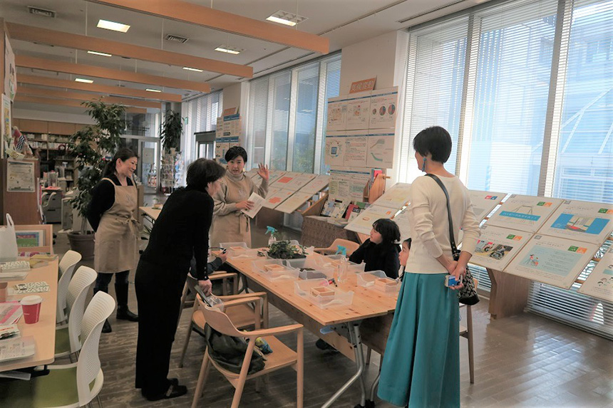 親子で参加できる「里山BONSAI作成ワークショップ」の様子。里山の植物を使った盆栽づくりを通して、環境について考える(2019年12月開催)