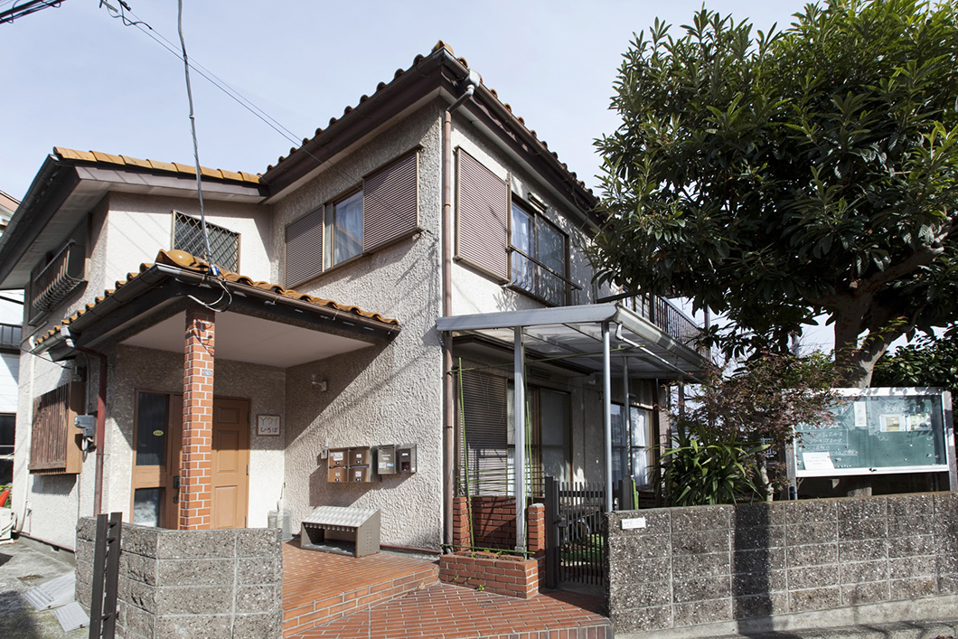 横浜市磯子区にあるコミュニティハウス「Ｙワイひろば」。空き家をリノベーションするのと同時に、災害時にシェアできる太陽光発電装置も備え付けている。