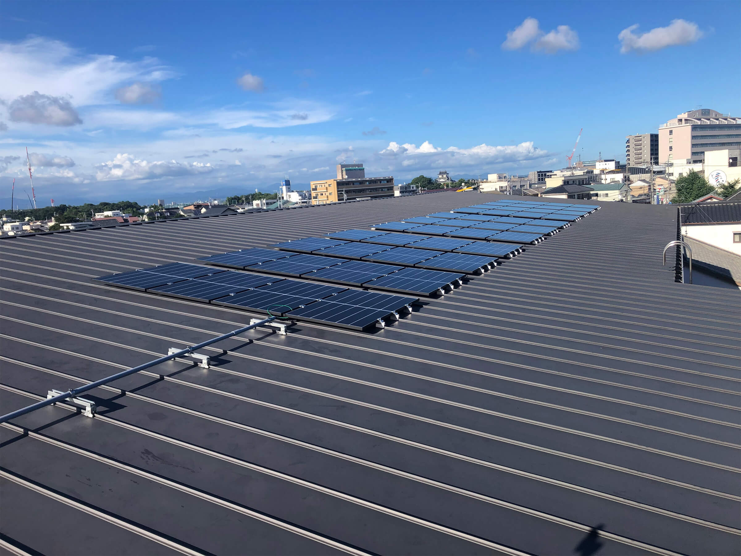 体育館の屋上に設置された太陽光発電設備