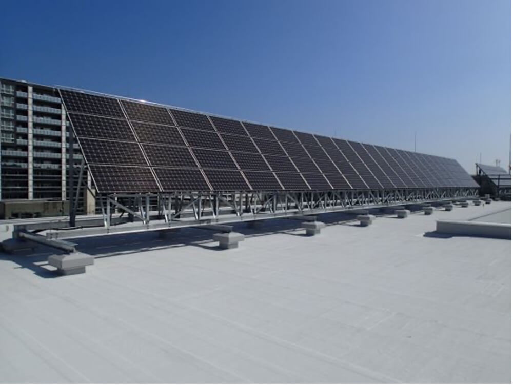 学校に設置された太陽光発電設備